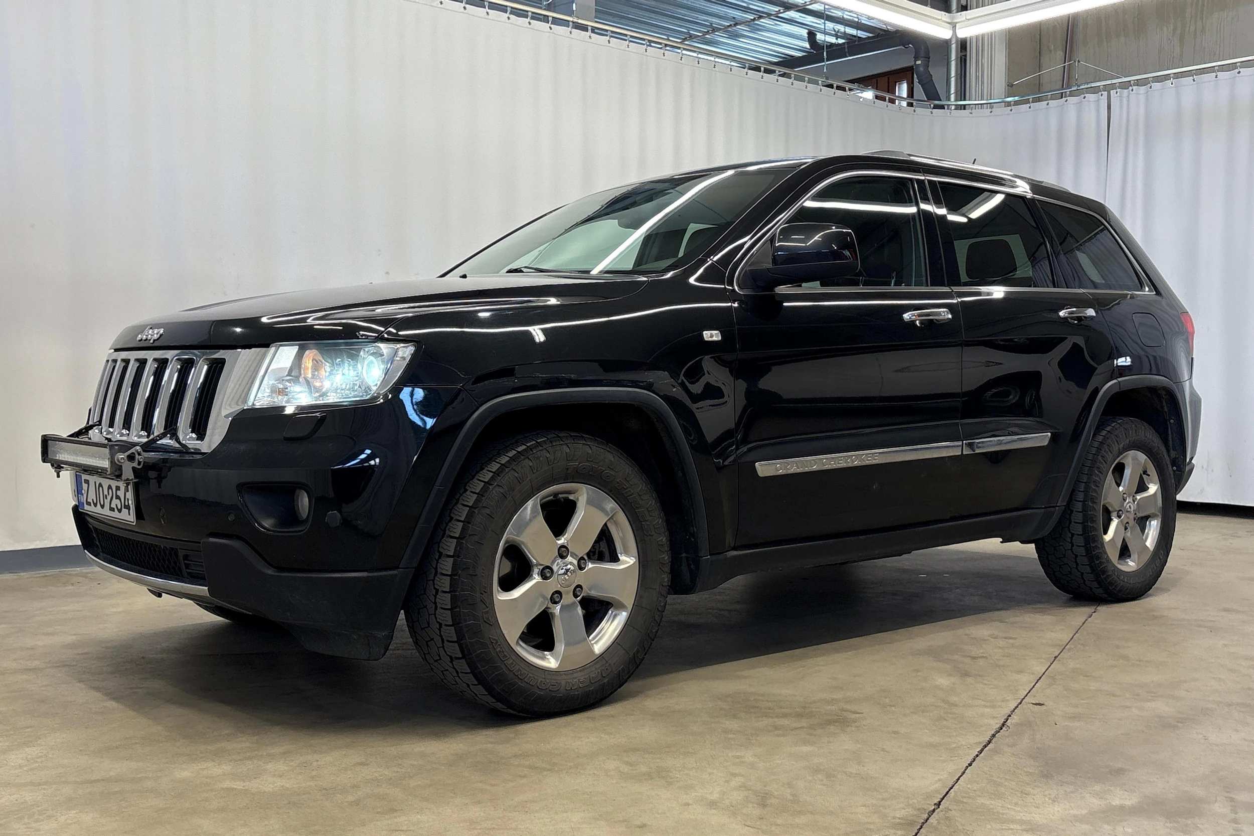 musta Jeep Grand Cherokee 2012 kuva 6.