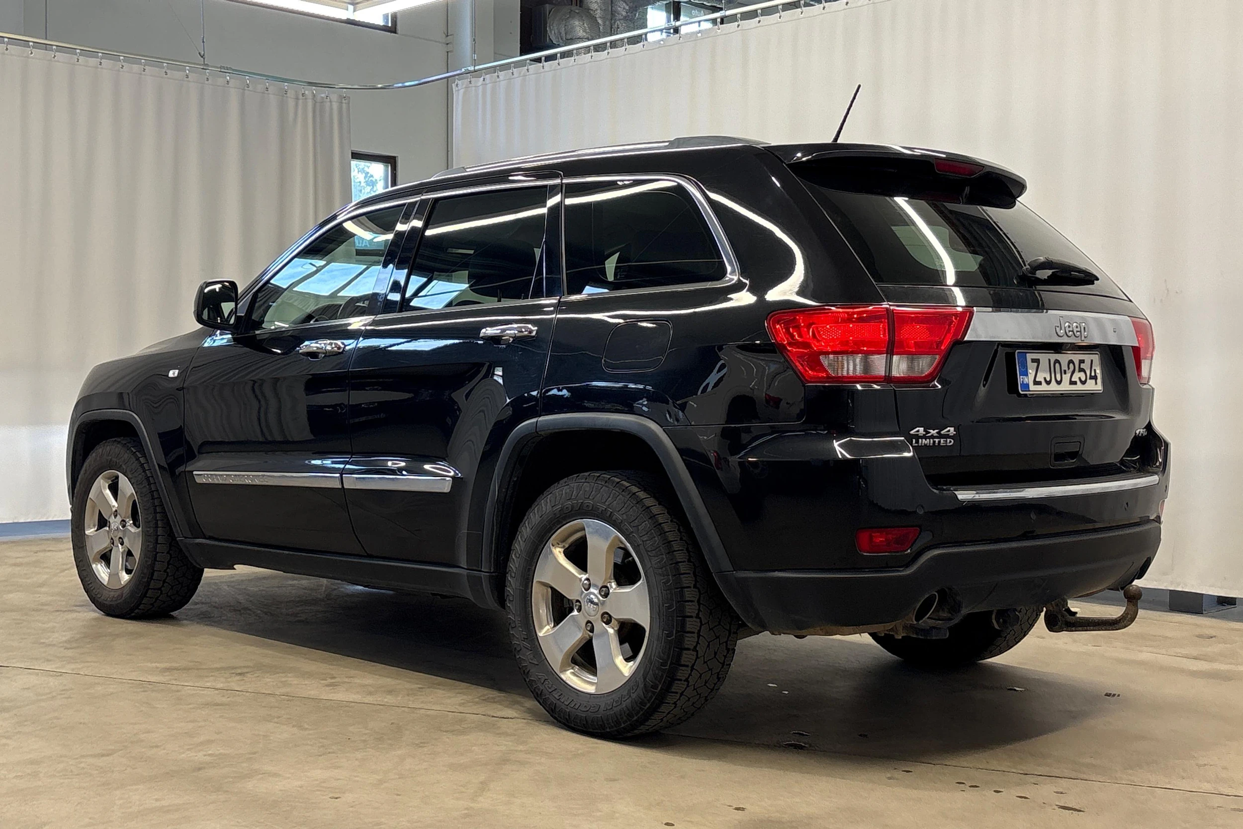 musta Jeep Grand Cherokee 2012 kuva 7.