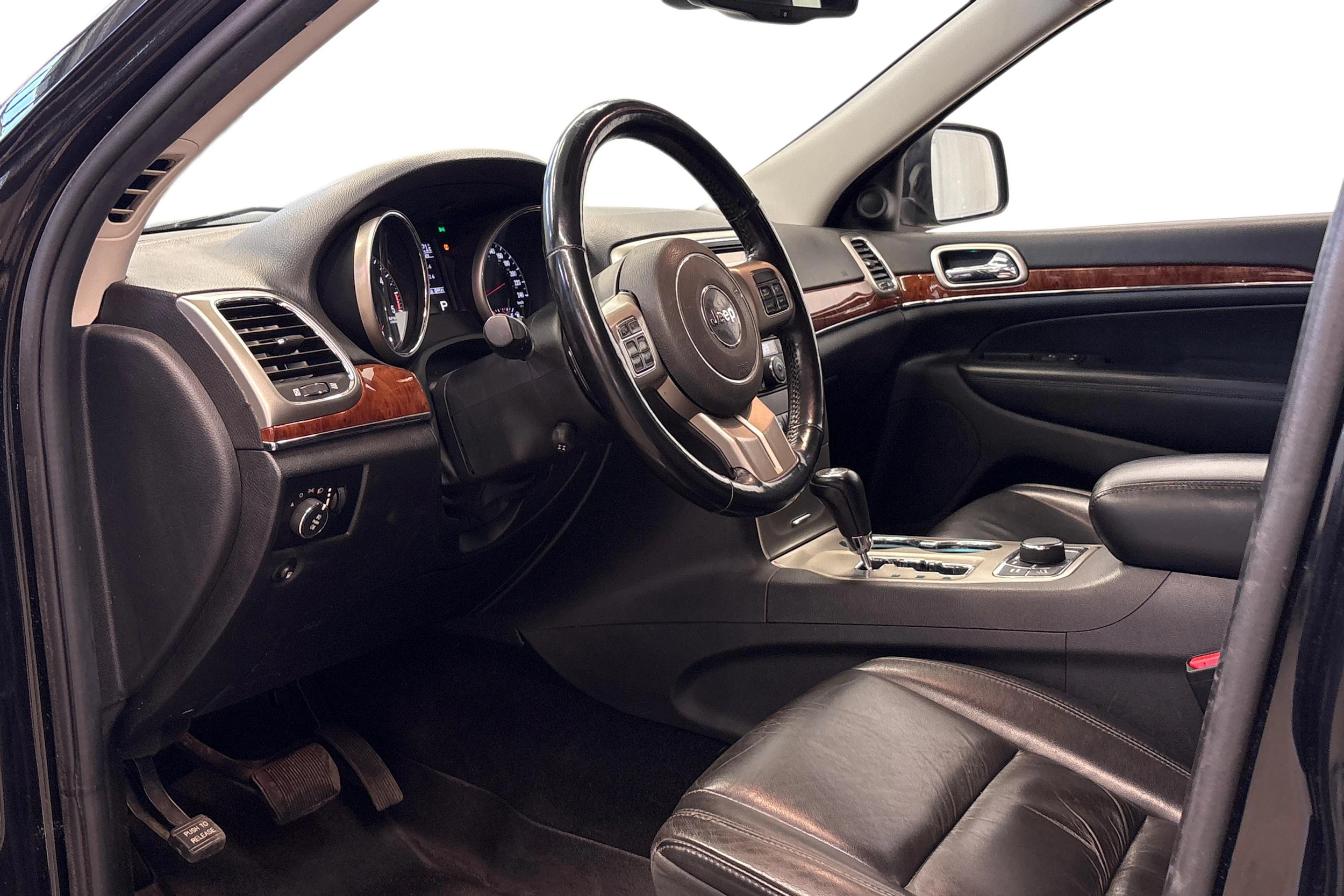 musta Jeep Grand Cherokee 2012 kuva 8.