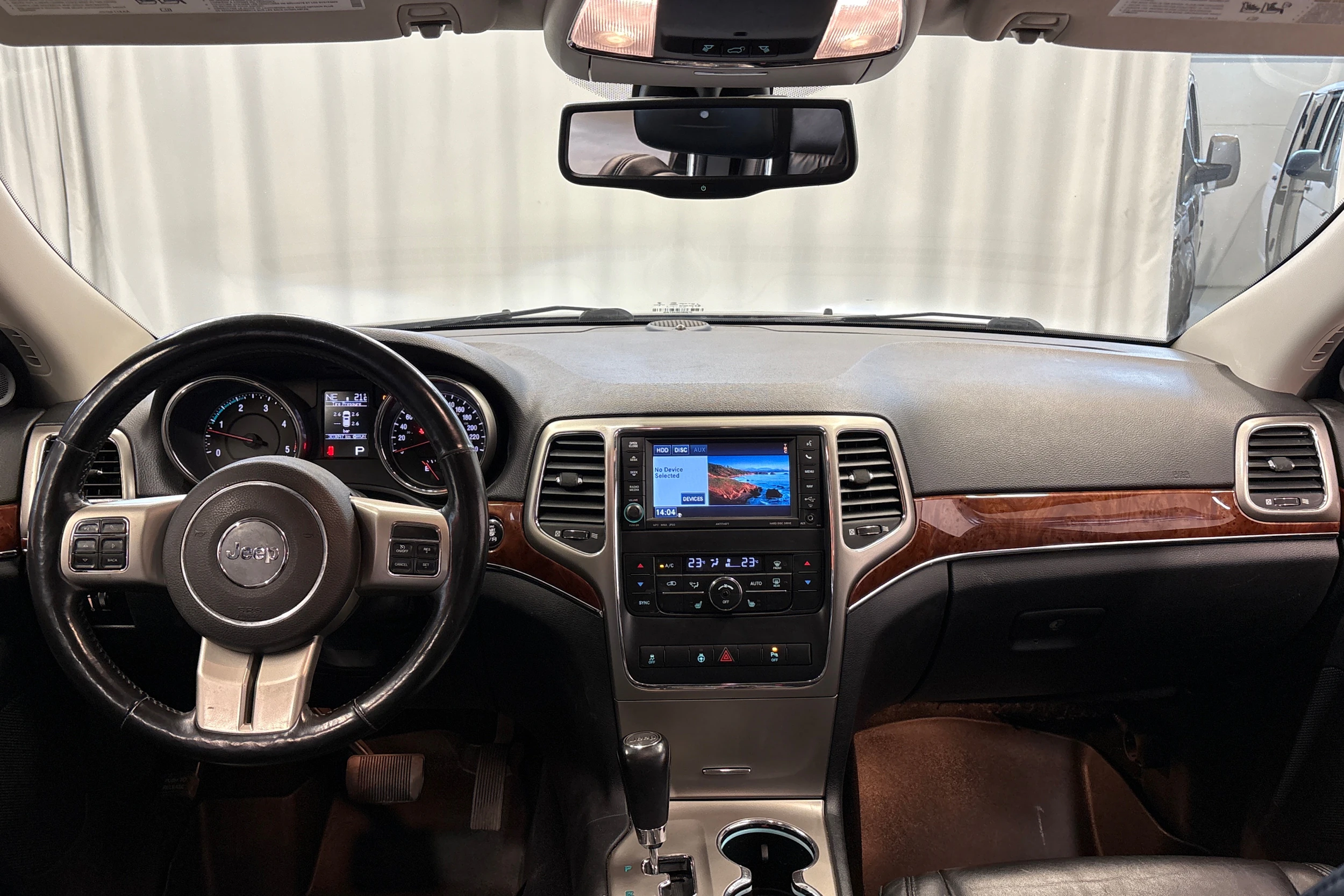 musta Jeep Grand Cherokee 2012 kuva 10.