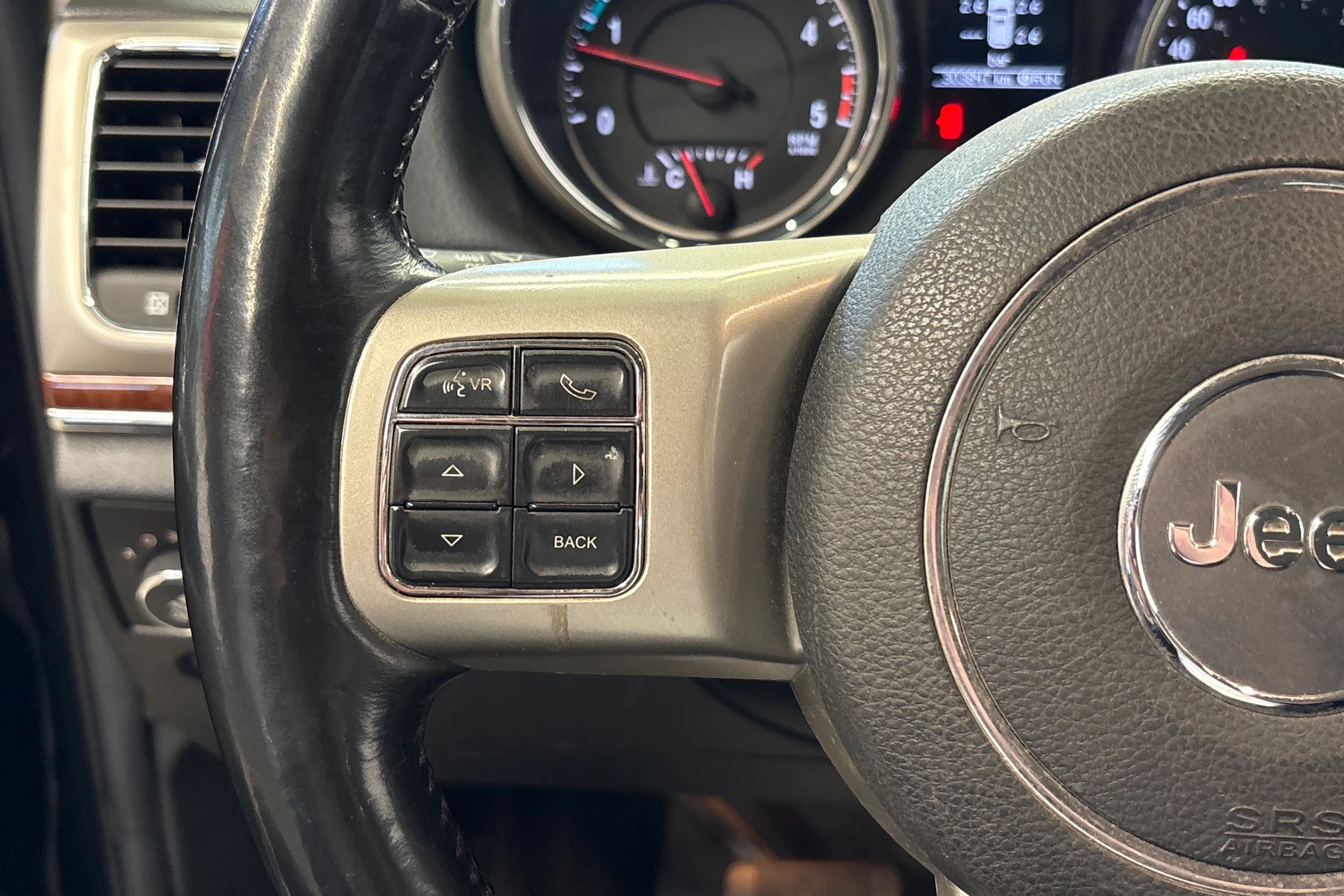 musta Jeep Grand Cherokee 2012 kuva 11.