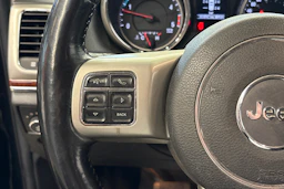 musta Jeep Grand Cherokee 2012 kuva 11.