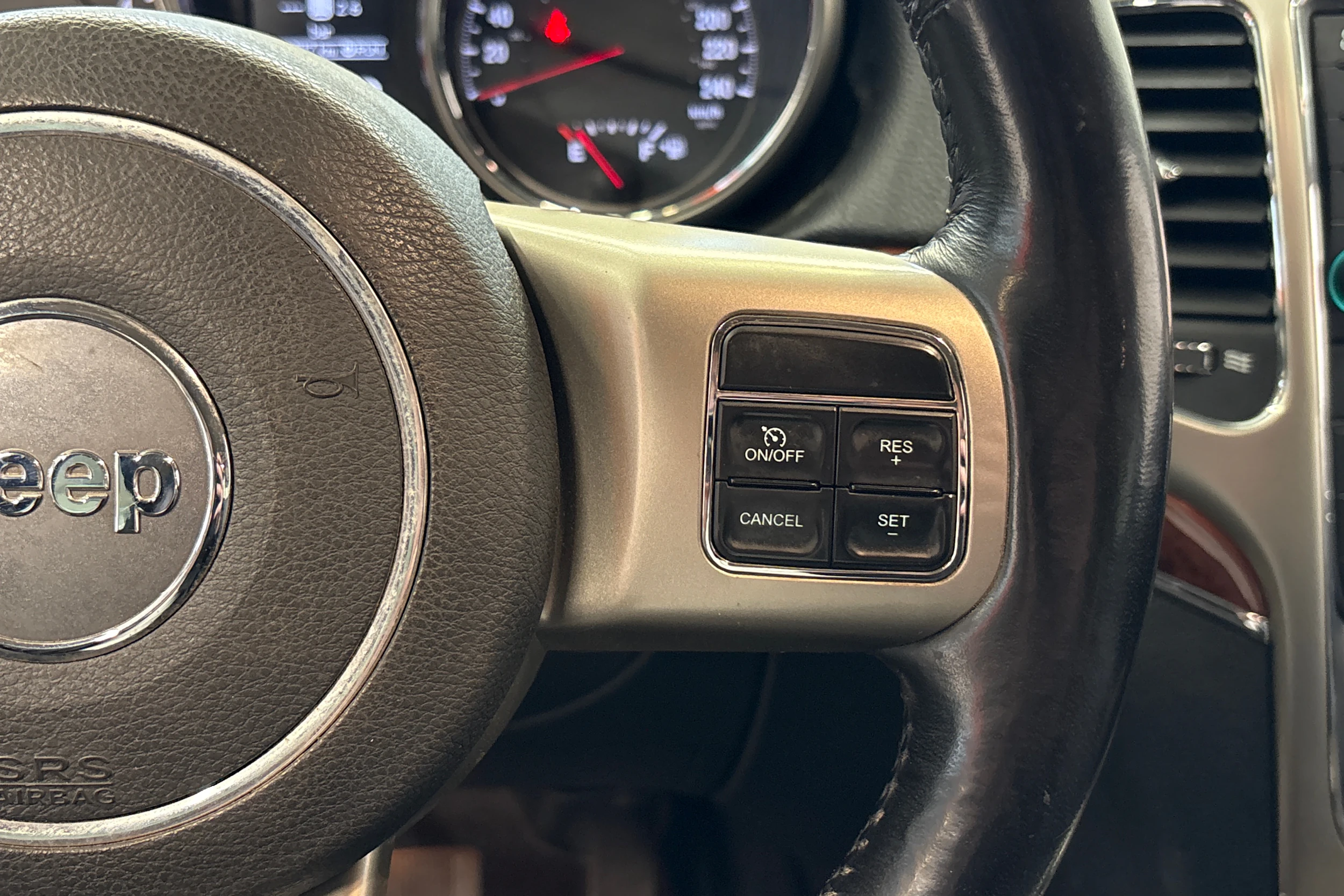 musta Jeep Grand Cherokee 2012 kuva 12.