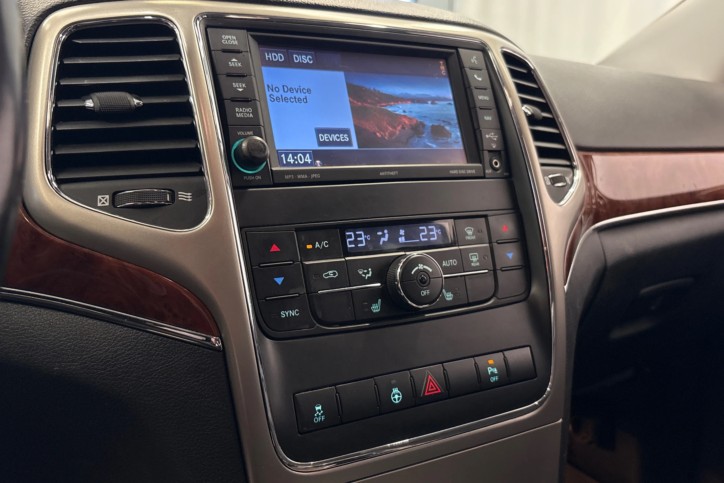 musta Jeep Grand Cherokee 2012 kuva 13.
