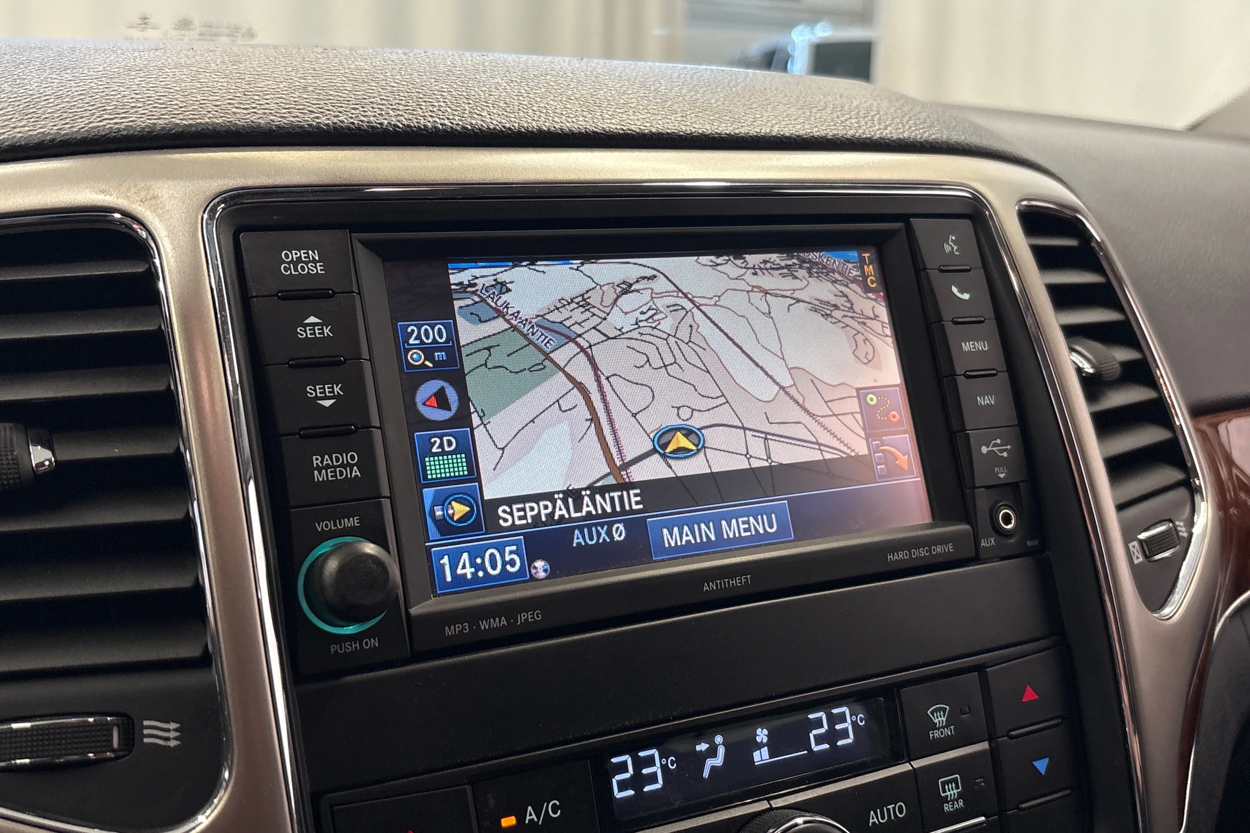 musta Jeep Grand Cherokee 2012 kuva 14.
