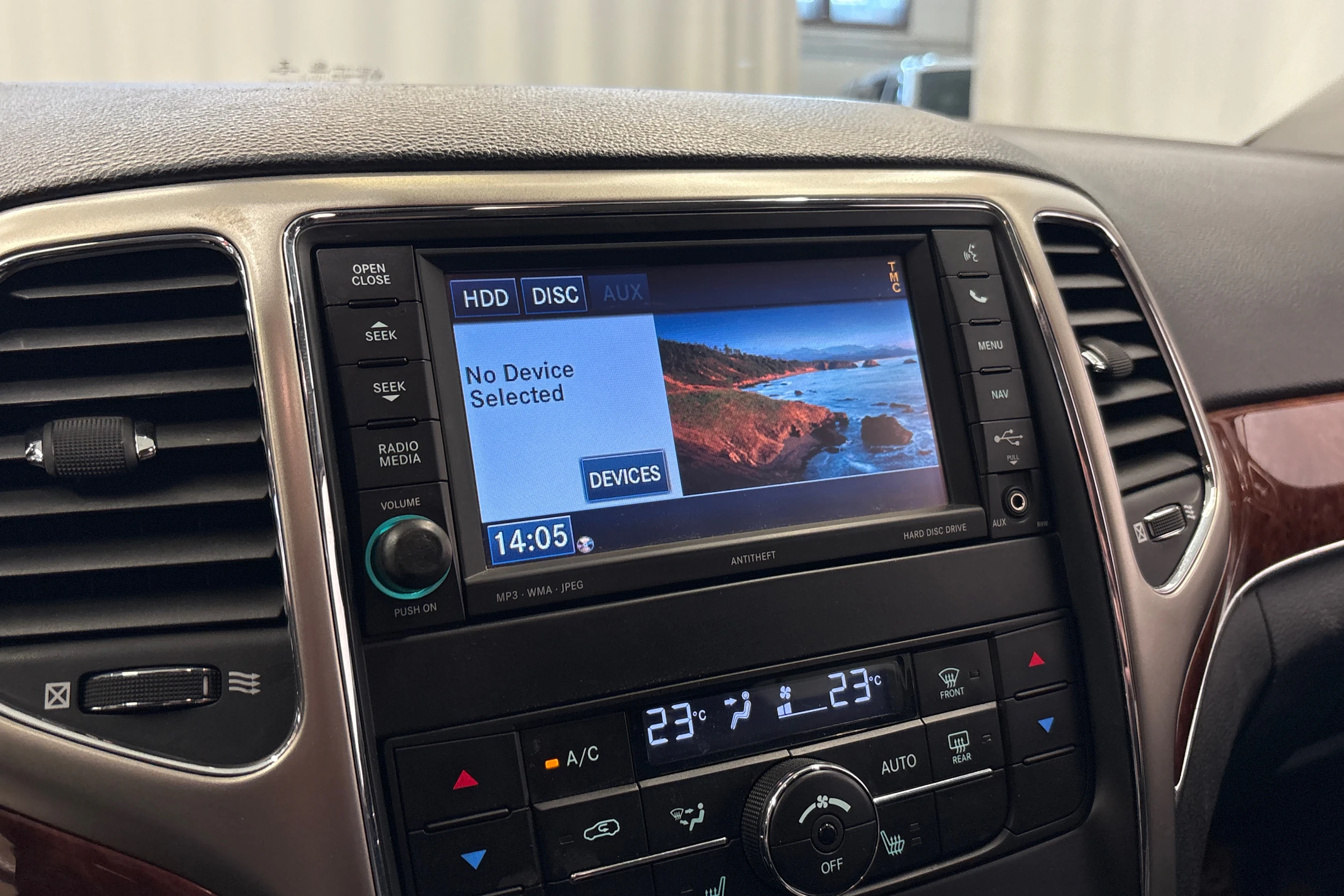 musta Jeep Grand Cherokee 2012 kuva 15.