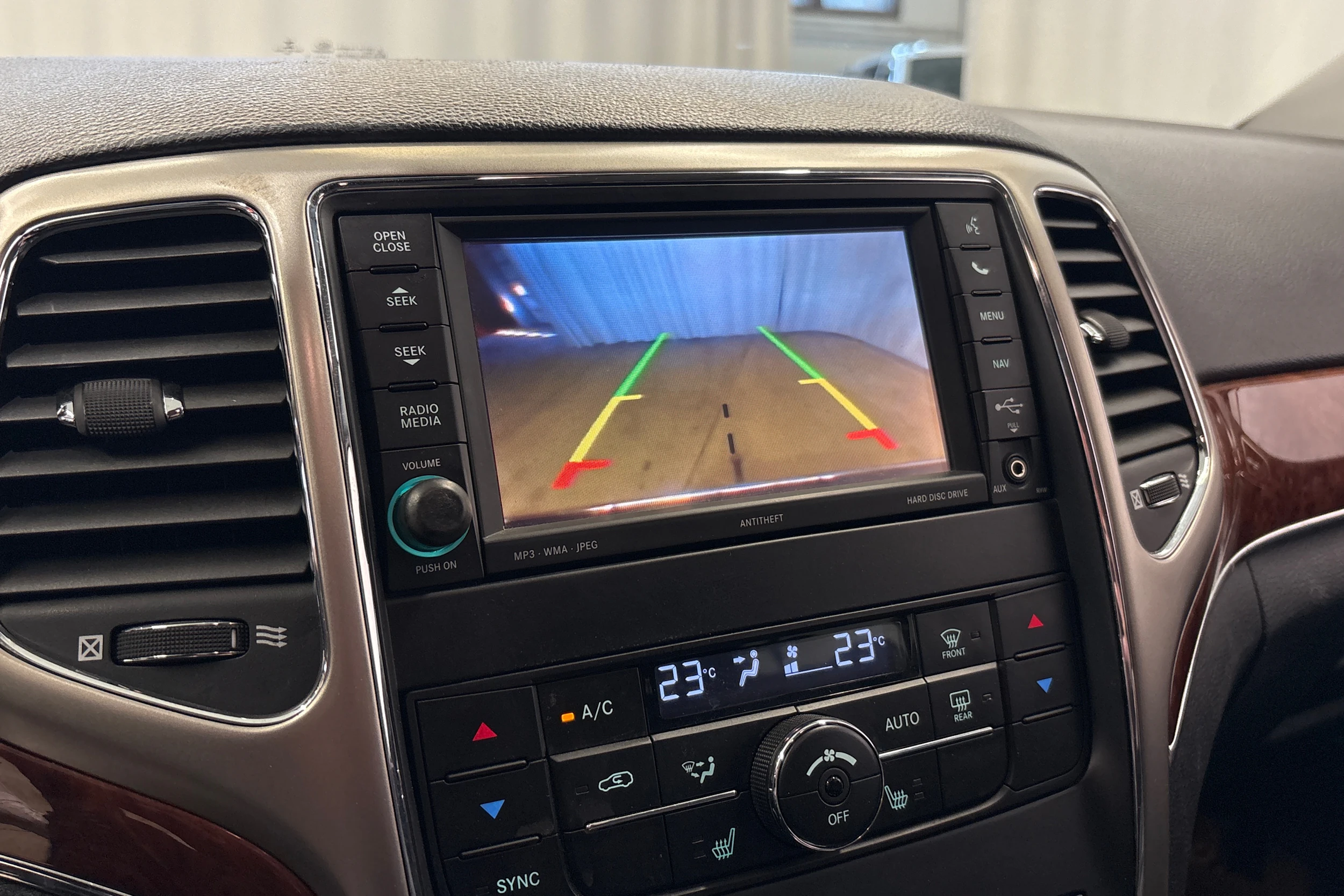 musta Jeep Grand Cherokee 2012 kuva 16.