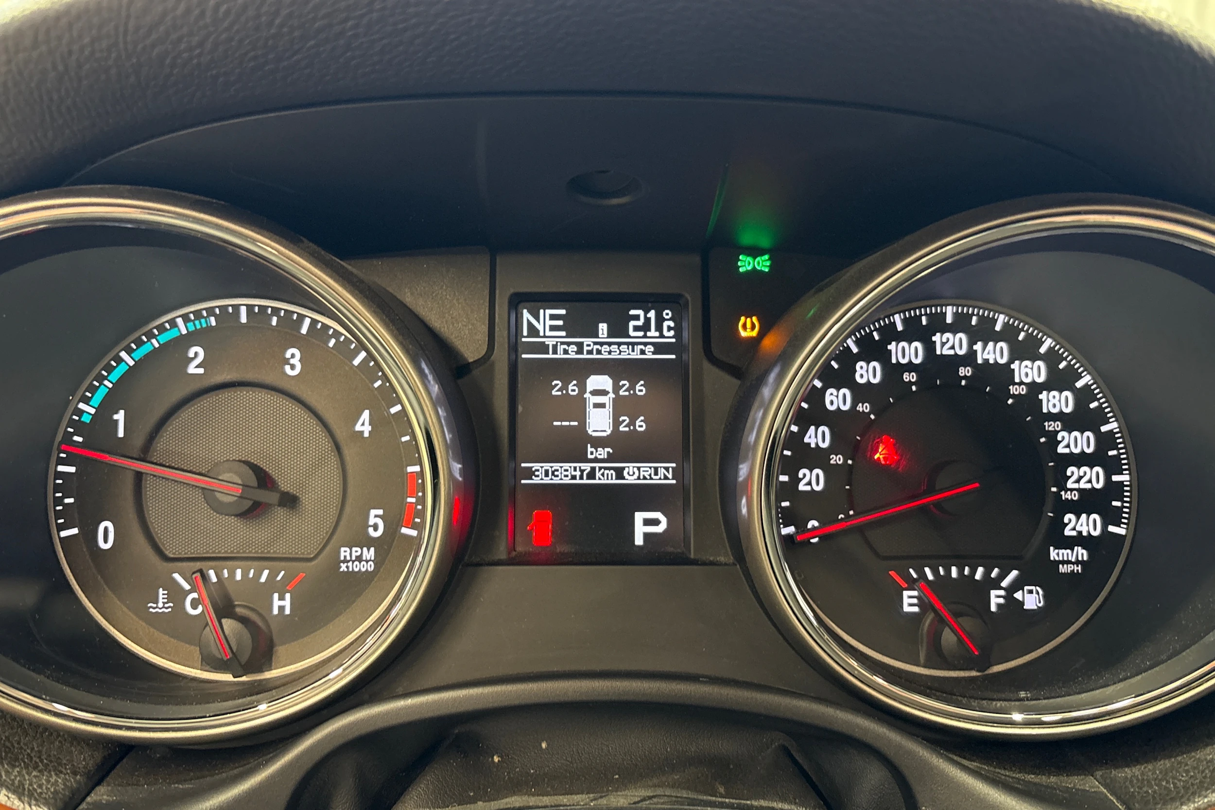 musta Jeep Grand Cherokee 2012 kuva 17.