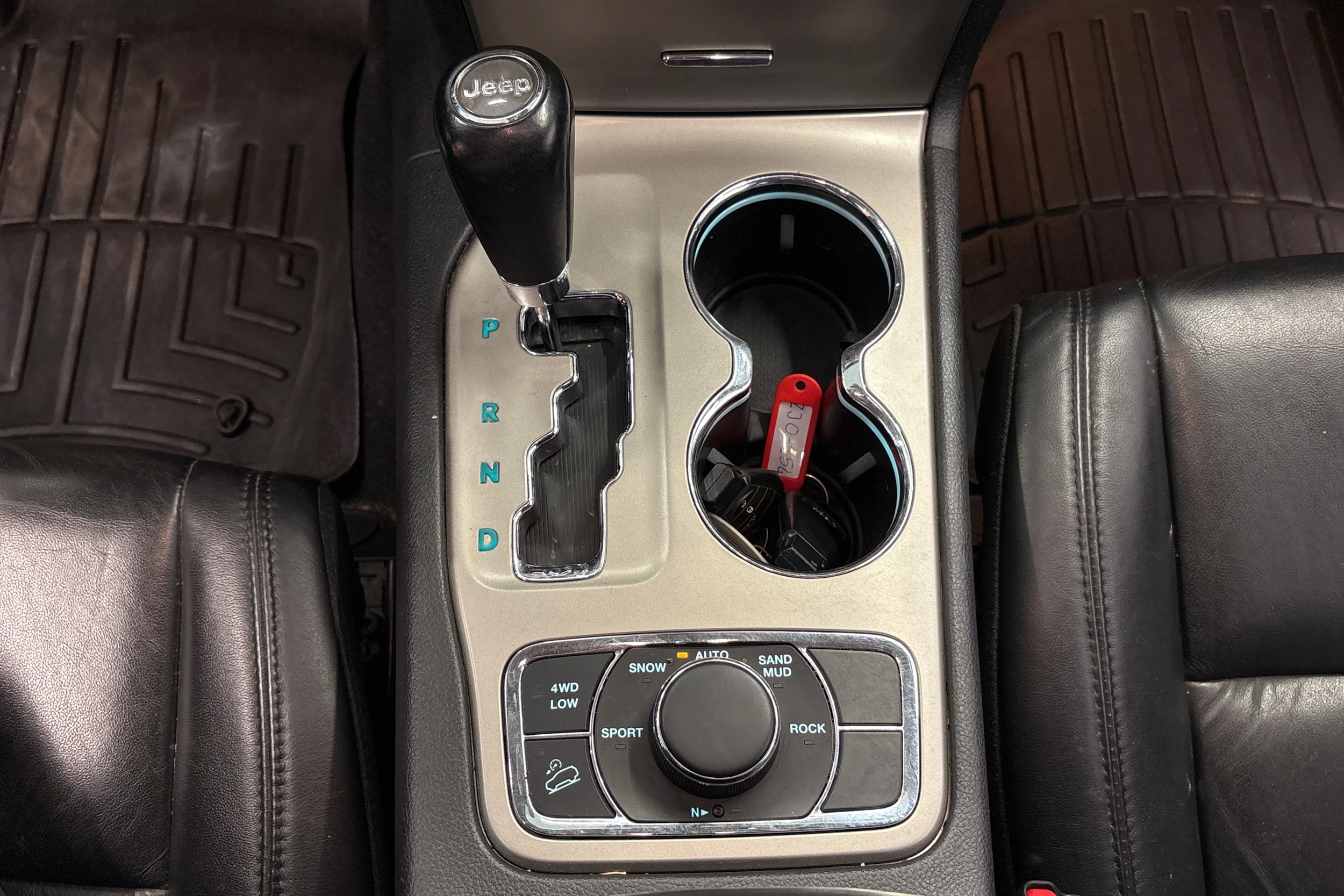 musta Jeep Grand Cherokee 2012 kuva 18.