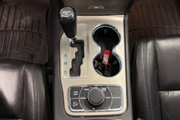 musta Jeep Grand Cherokee 2012 kuva 18.
