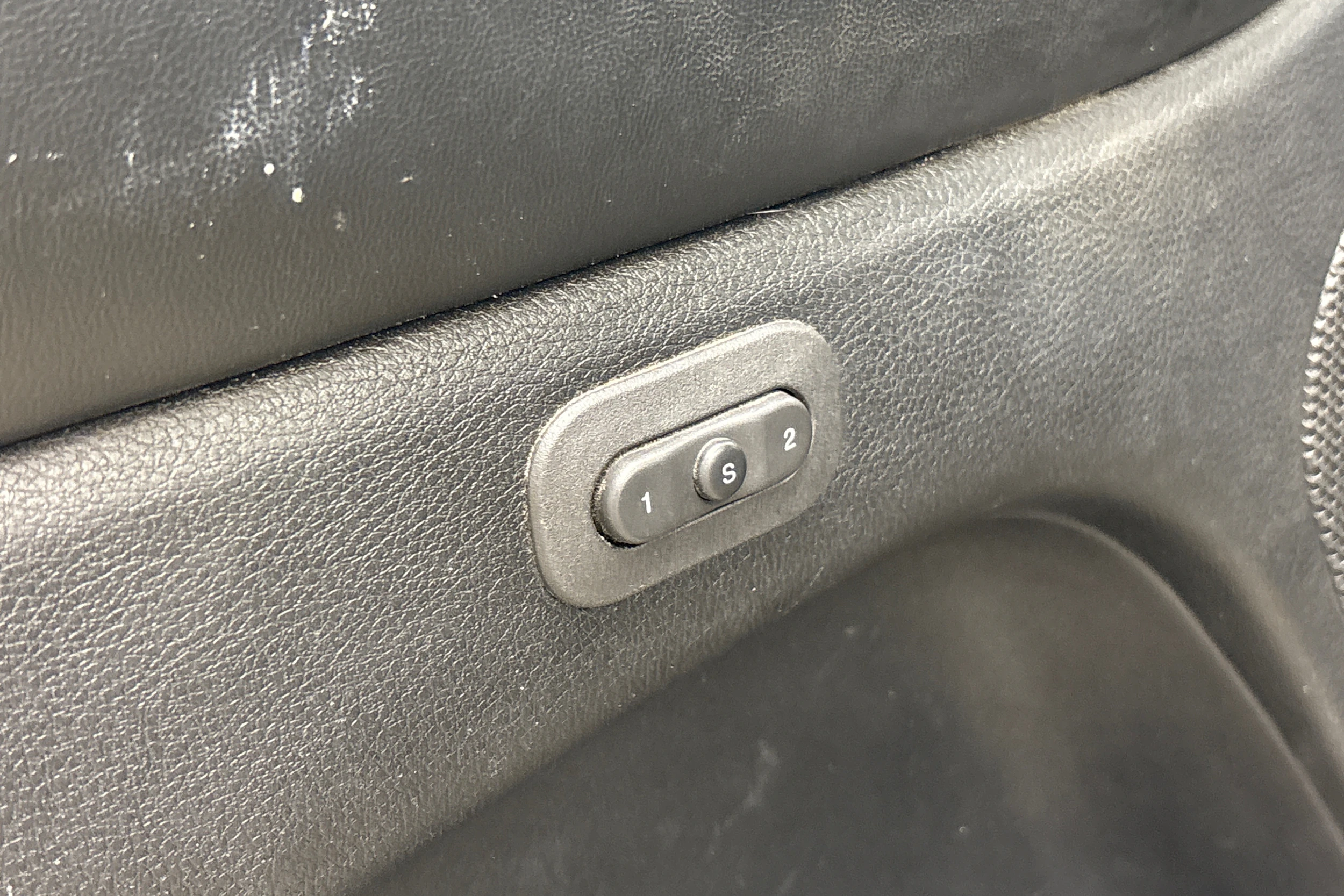 musta Jeep Grand Cherokee 2012 kuva 19.
