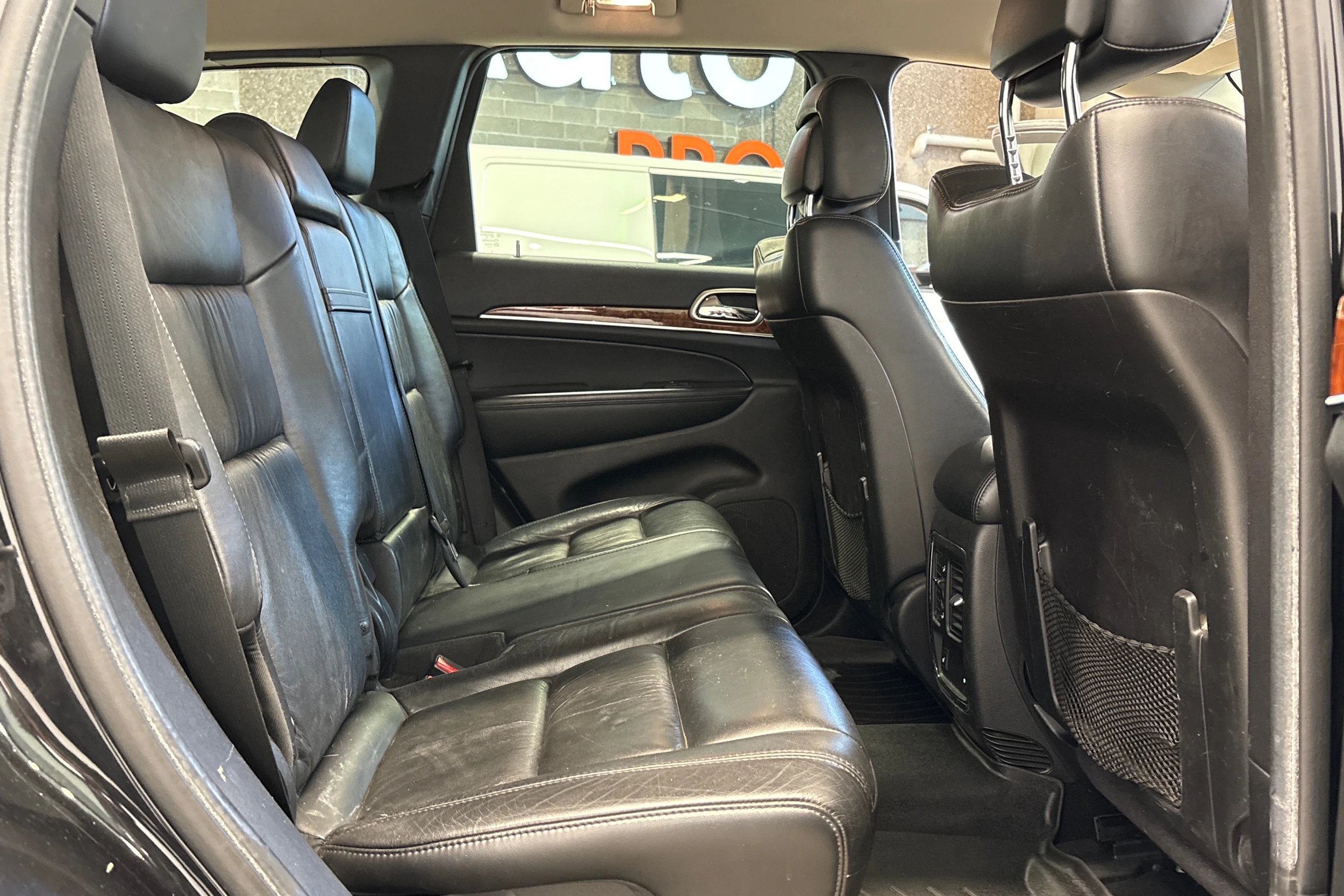 musta Jeep Grand Cherokee 2012 kuva 22.