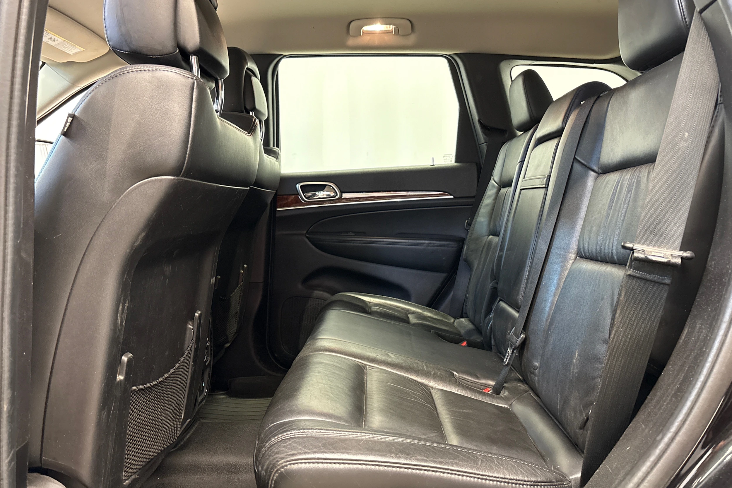 musta Jeep Grand Cherokee 2012 kuva 23.