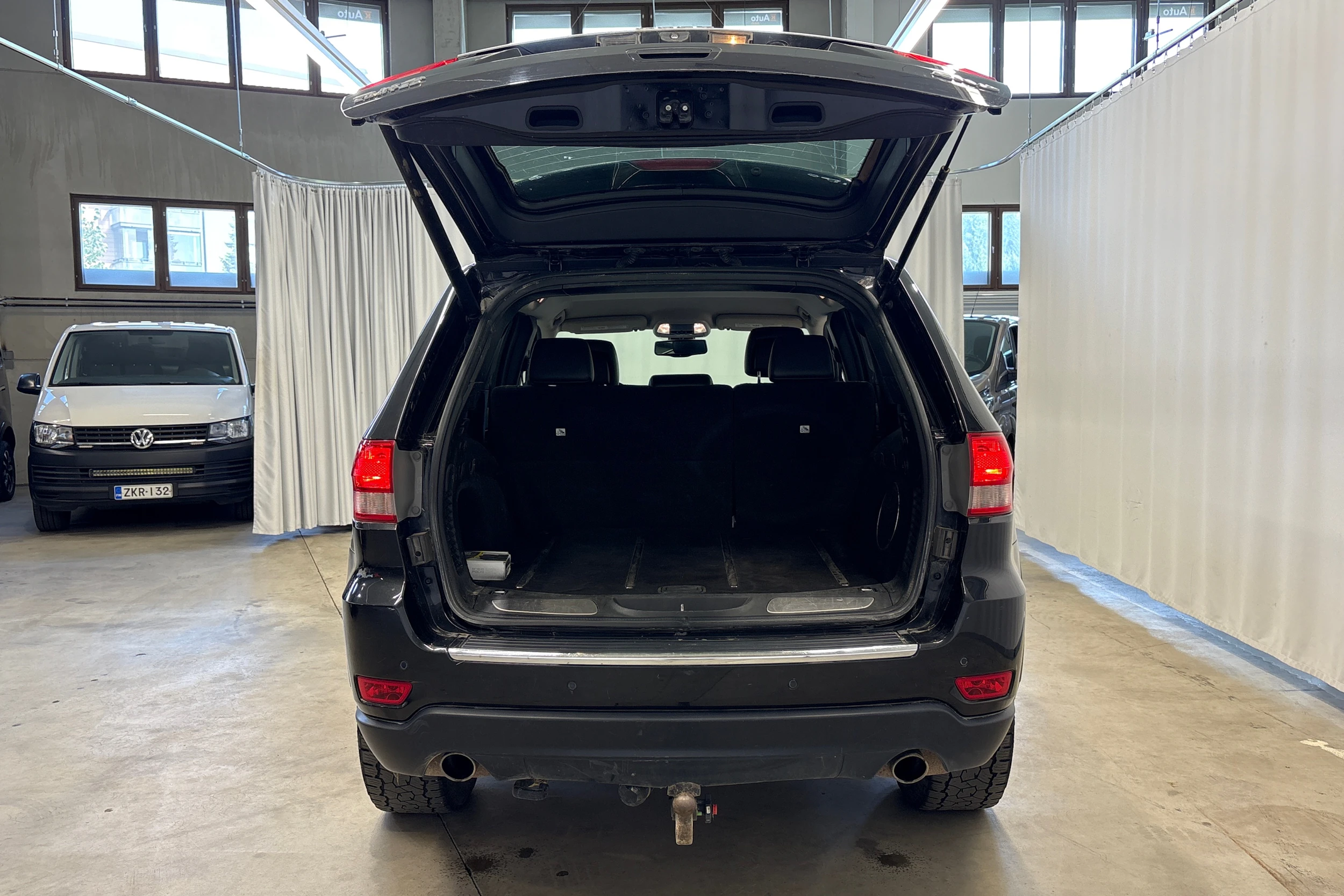 musta Jeep Grand Cherokee 2012 kuva 25.