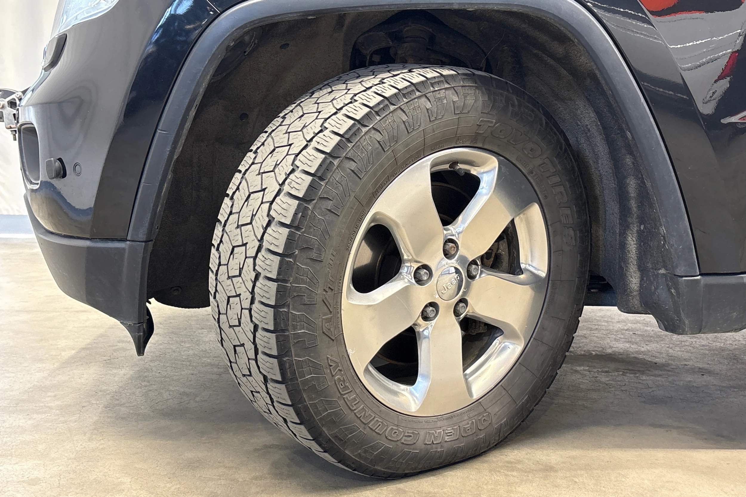 musta Jeep Grand Cherokee 2012 kuva 29.