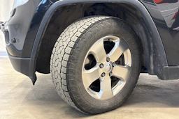 musta Jeep Grand Cherokee 2012 kuva 29.