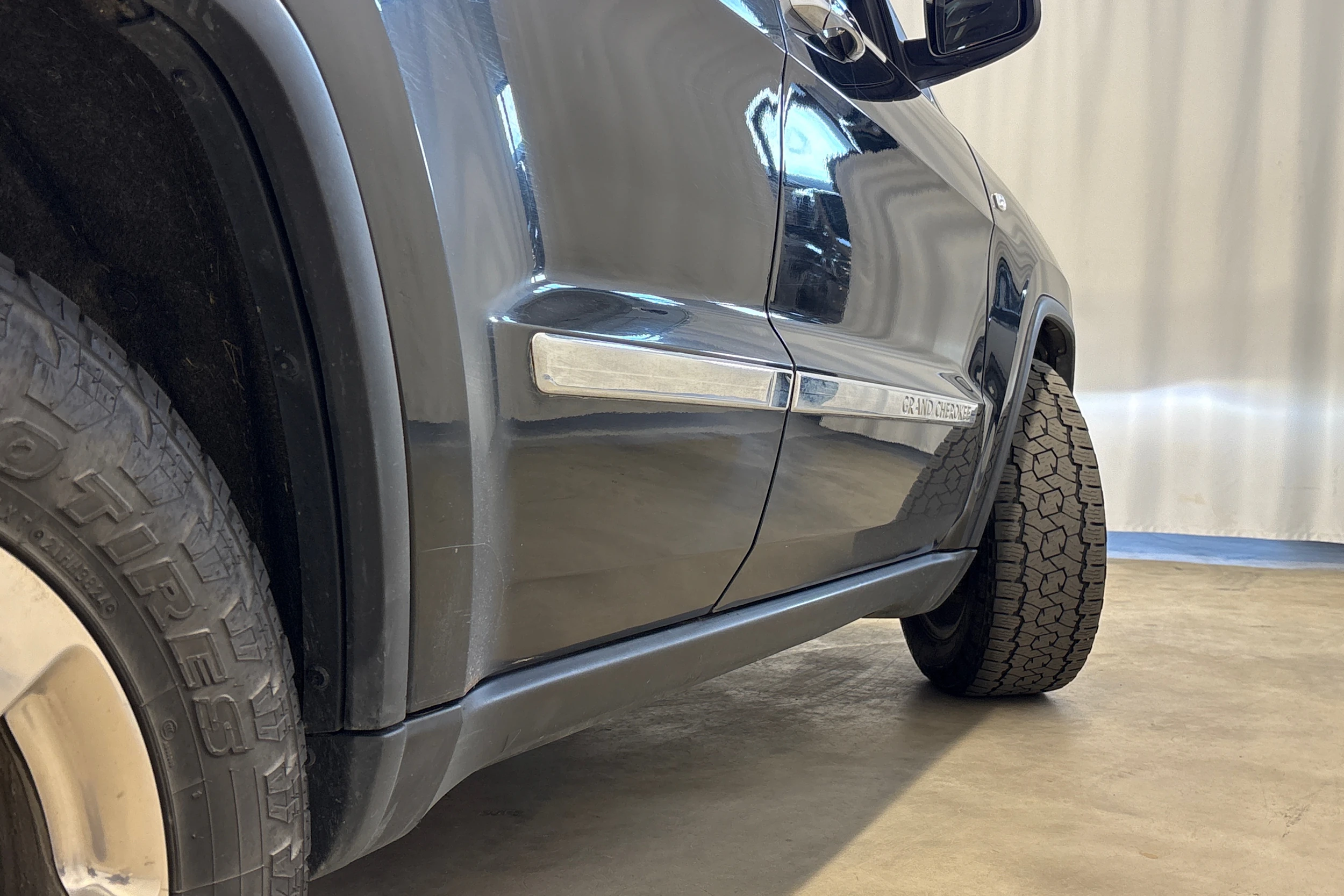 musta Jeep Grand Cherokee 2012 kuva 34.