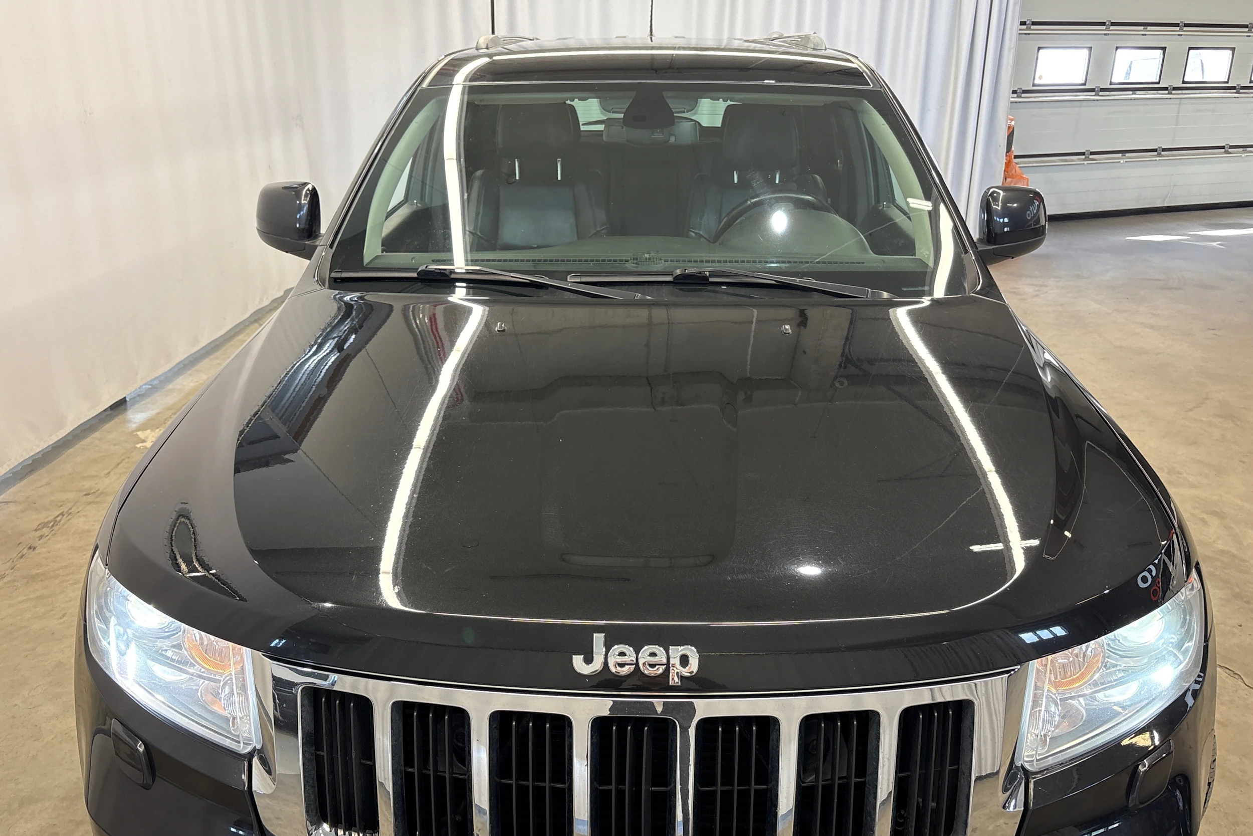 musta Jeep Grand Cherokee 2012 kuva 38.
