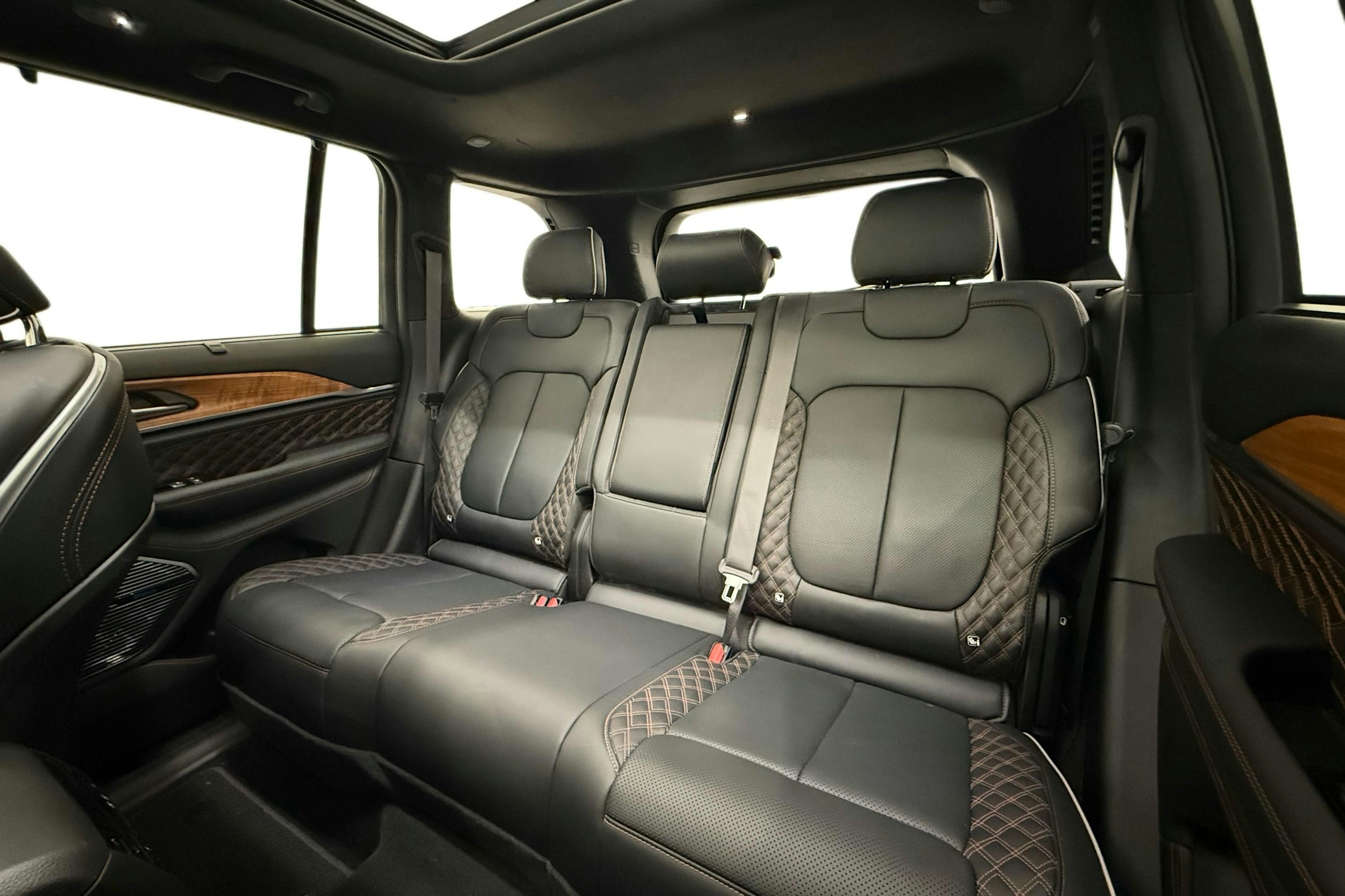 valkoinen Jeep Grand Cherokee 2024 kuva 10.