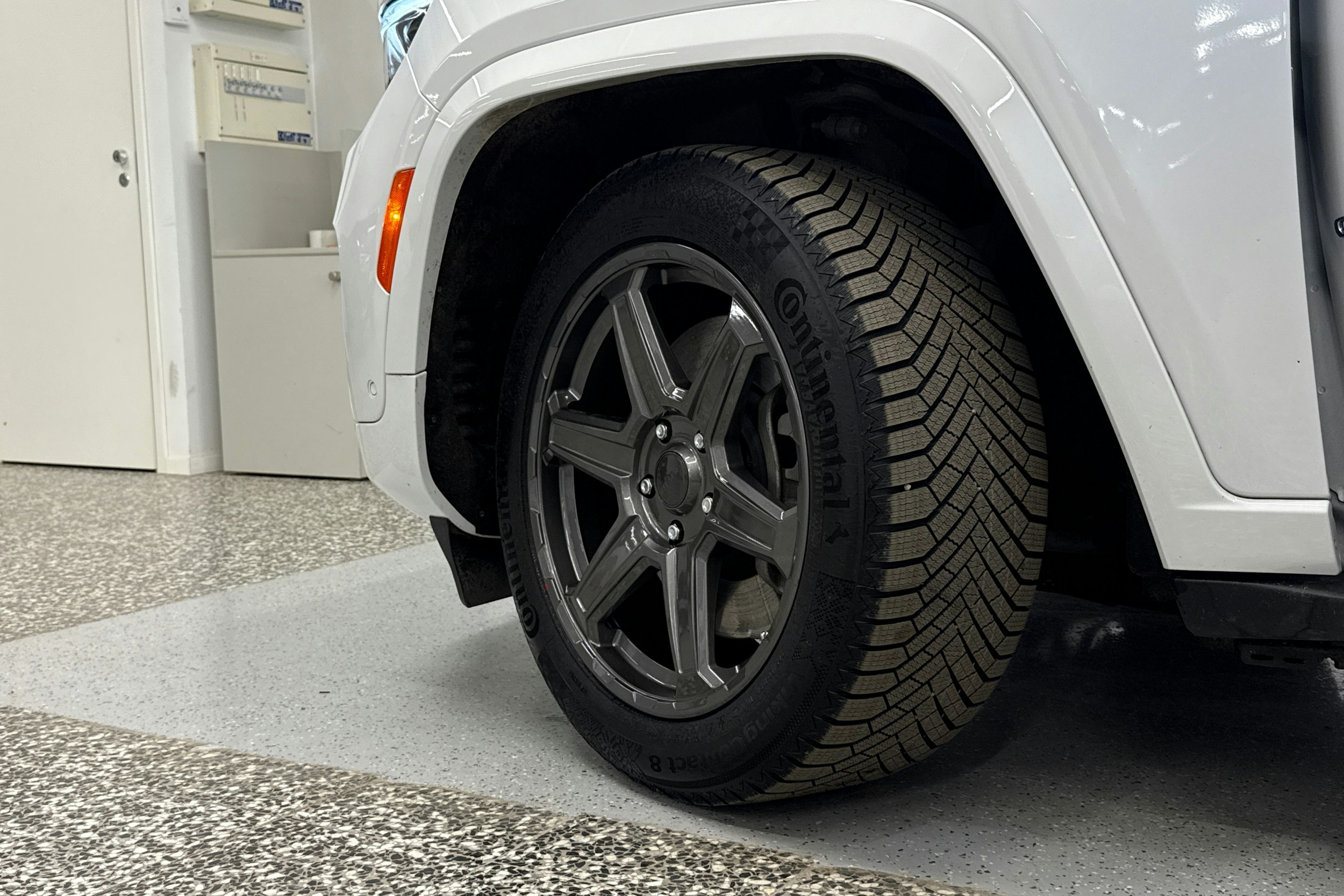 valkoinen Jeep Grand Cherokee 2024 kuva 13.