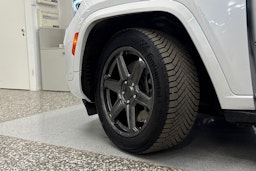 valkoinen Jeep Grand Cherokee 2024 kuva 13.