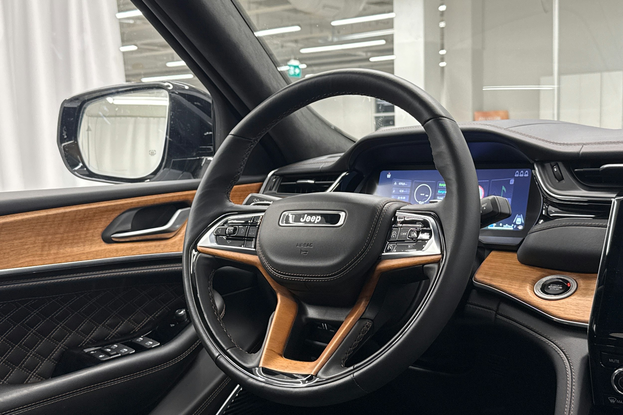 valkoinen Jeep Grand Cherokee 2024 kuva 14.