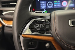 valkoinen Jeep Grand Cherokee 2024 kuva 16.