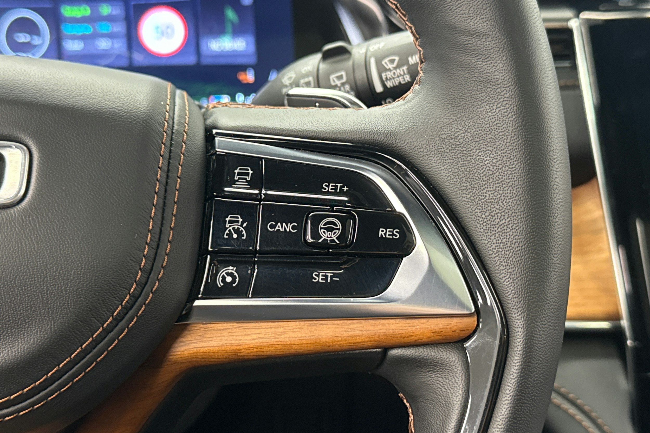 valkoinen Jeep Grand Cherokee 2024 kuva 17.