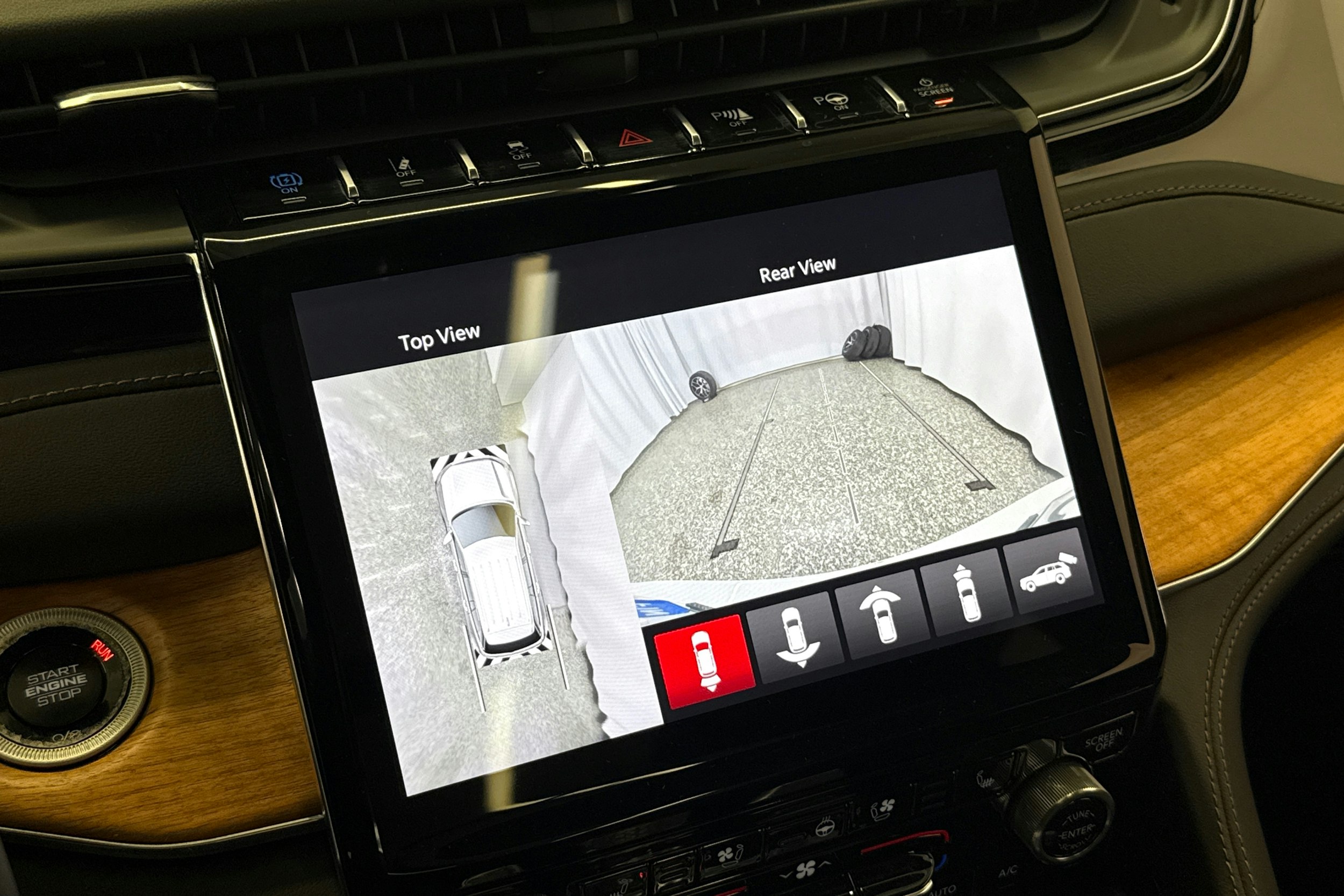 valkoinen Jeep Grand Cherokee 2024 kuva 19.