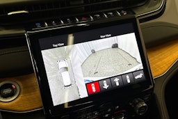 valkoinen Jeep Grand Cherokee 2024 kuva 19.