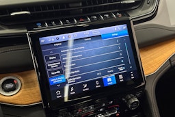 valkoinen Jeep Grand Cherokee 2024 kuva 22.