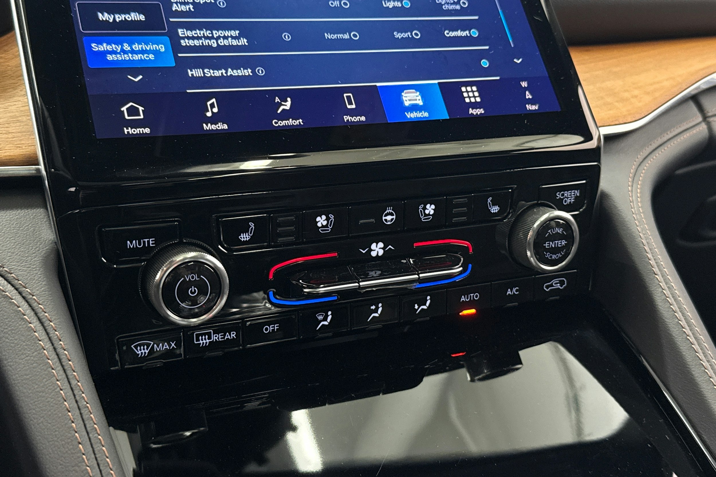 valkoinen Jeep Grand Cherokee 2024 kuva 24.