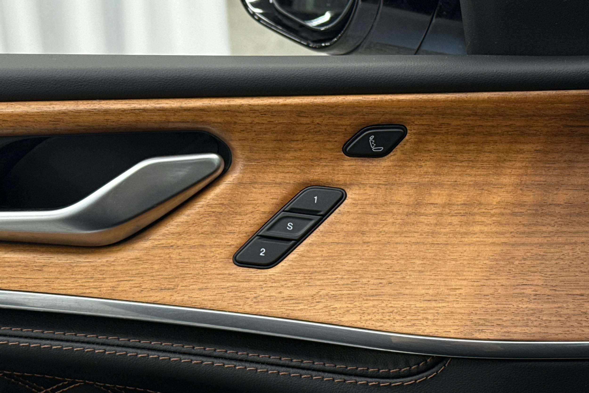 valkoinen Jeep Grand Cherokee 2024 kuva 27.