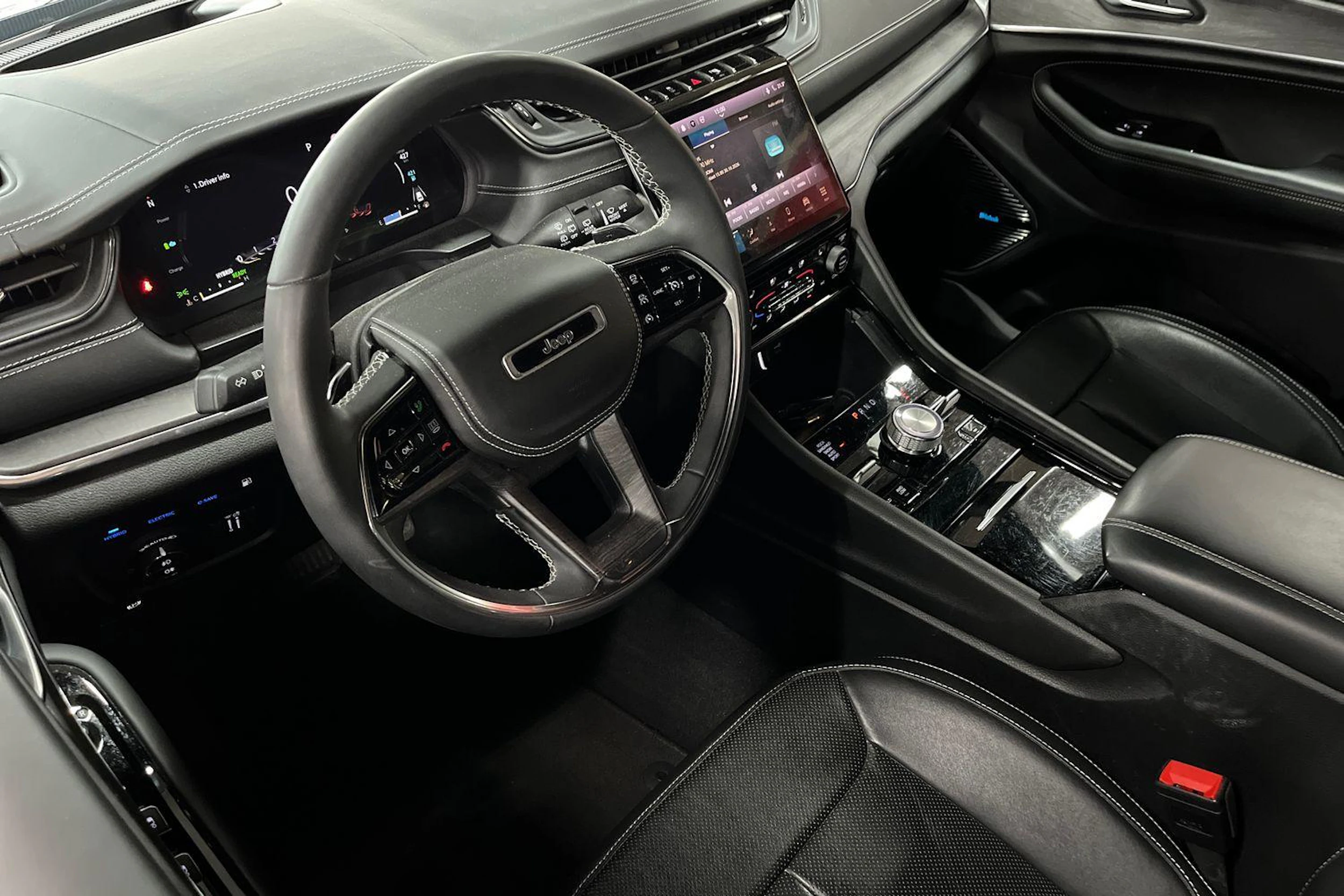 harmaa Jeep Grand Cherokee 2024 kuva 3.