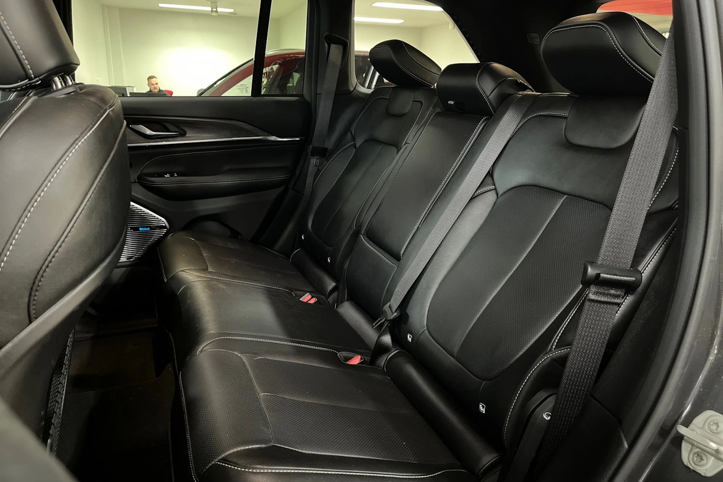 harmaa Jeep Grand Cherokee 2024 kuva 7.