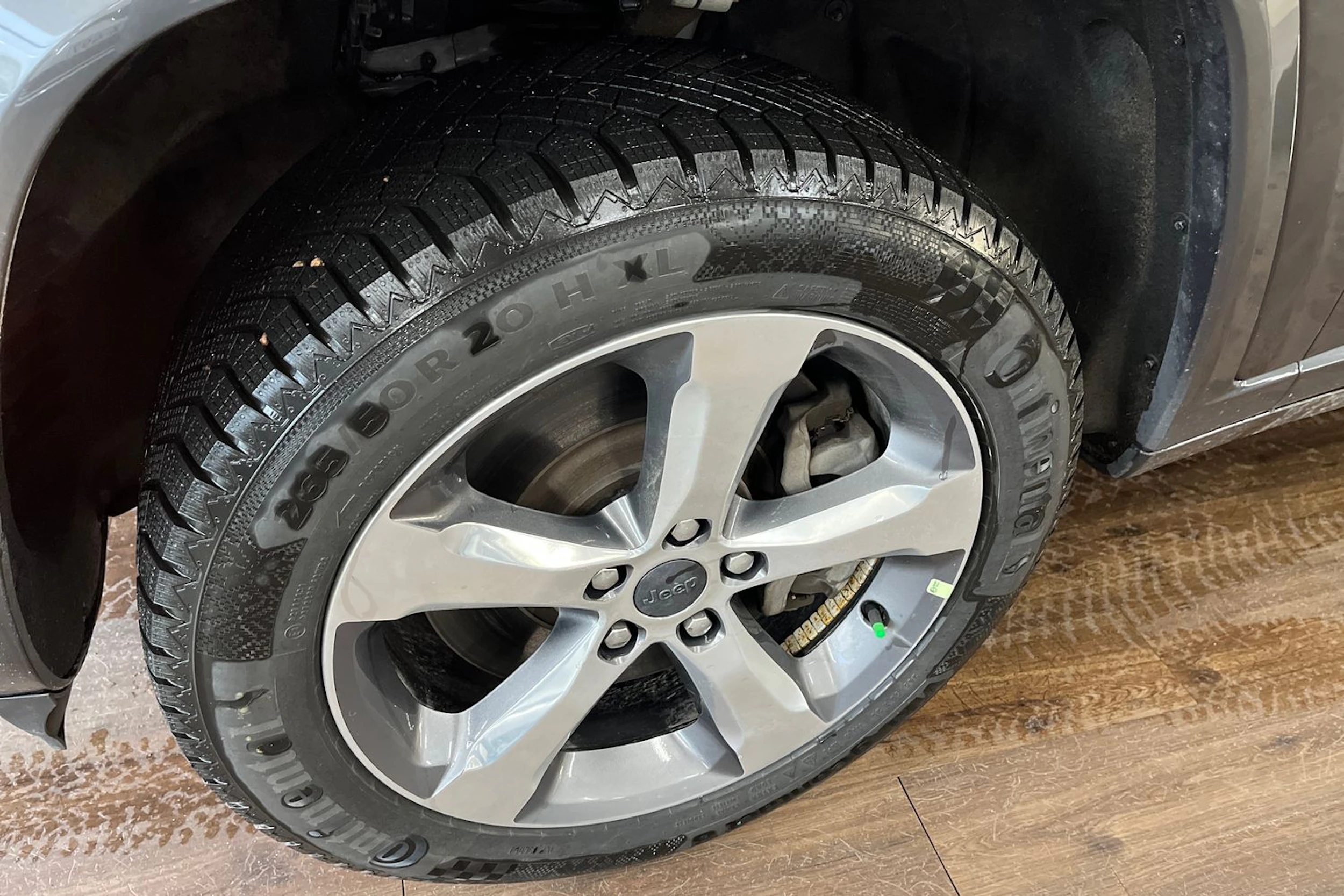 harmaa Jeep Grand Cherokee 2024 kuva 8.
