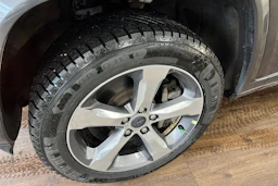 harmaa Jeep Grand Cherokee 2024 kuva 8.