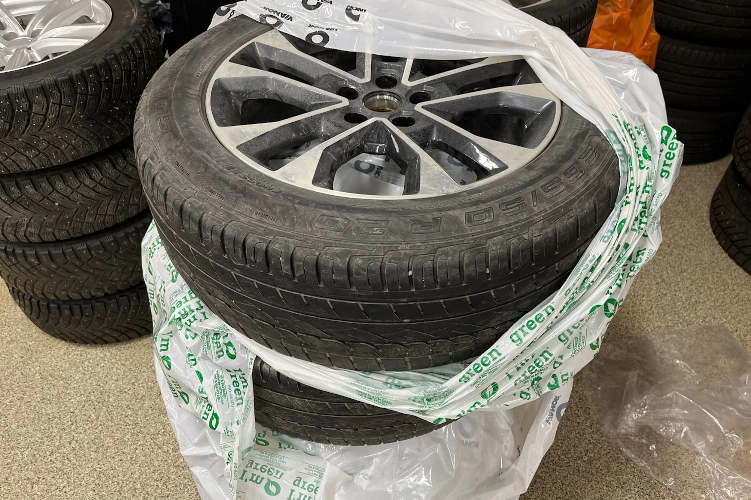 harmaa Jeep Grand Cherokee 2024 kuva 9.