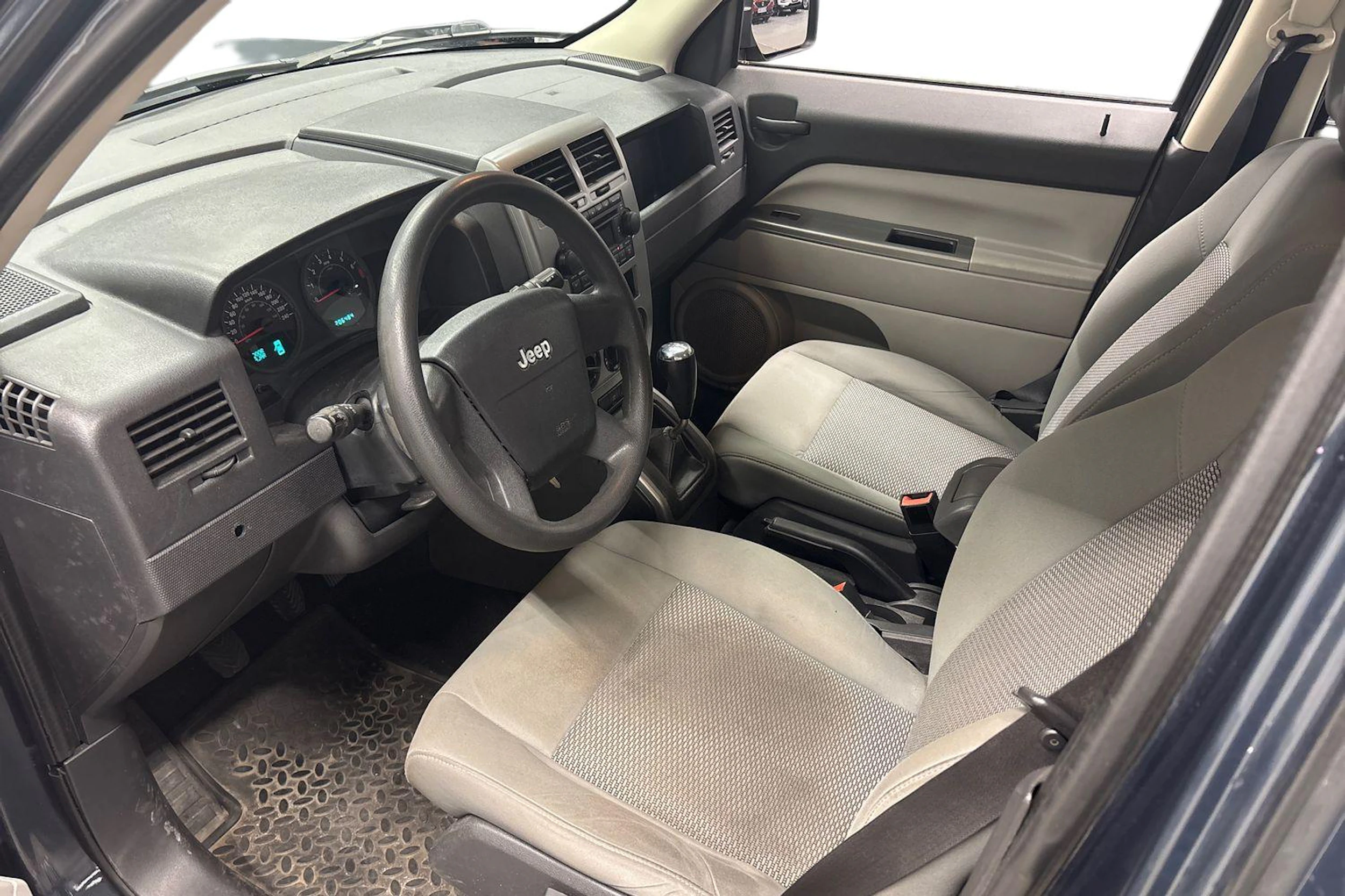 Harmaa Jeep Patriot 2010 kuva 6.