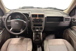 Harmaa Jeep Patriot 2010 kuva 7.