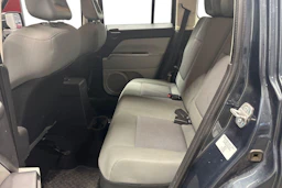 Harmaa Jeep Patriot 2010 kuva 8.