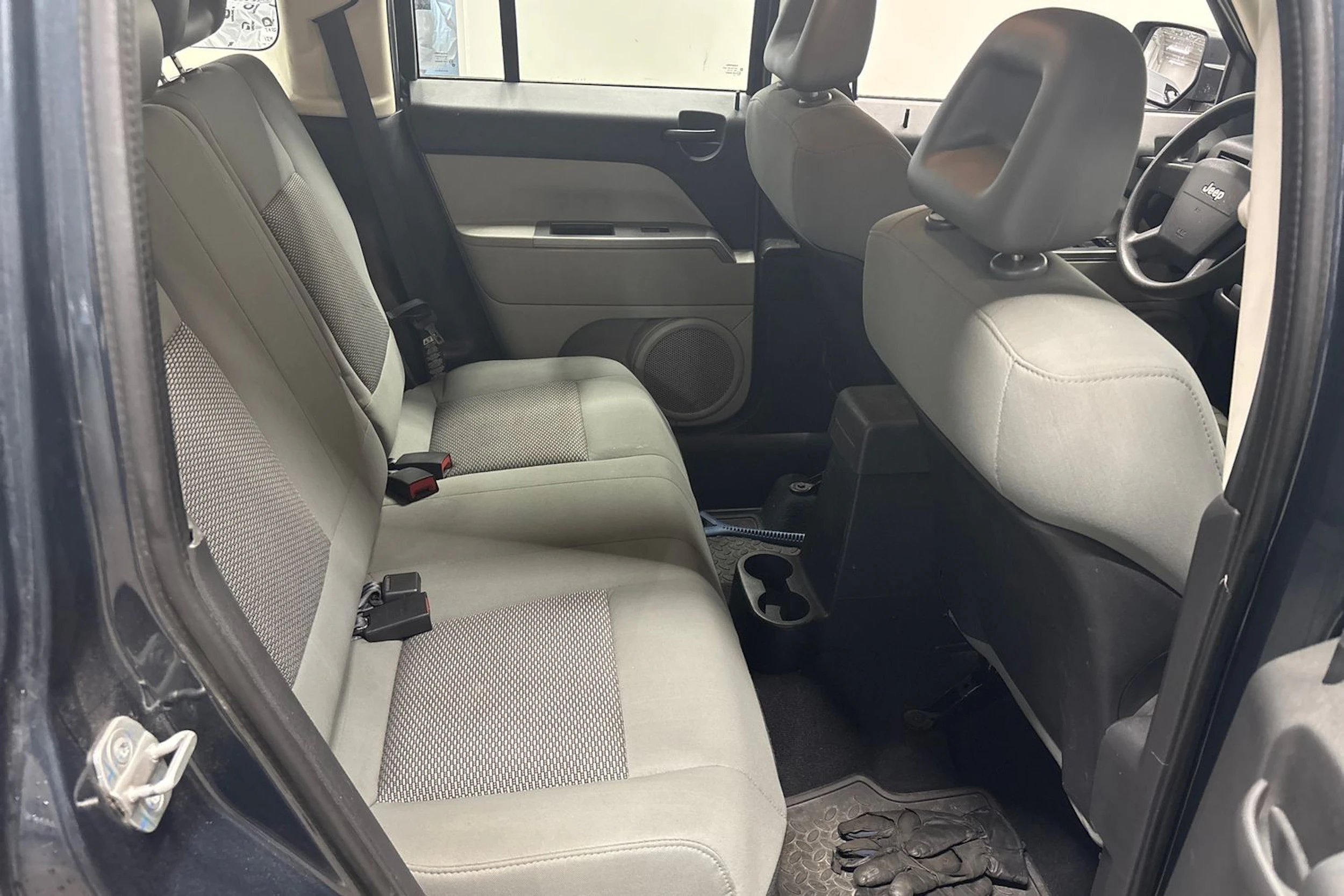Harmaa Jeep Patriot 2010 kuva 12.