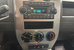 Harmaa Jeep Patriot 2010 kuva 17.
