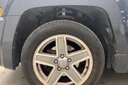 Harmaa Jeep Patriot 2010 kuva 35.