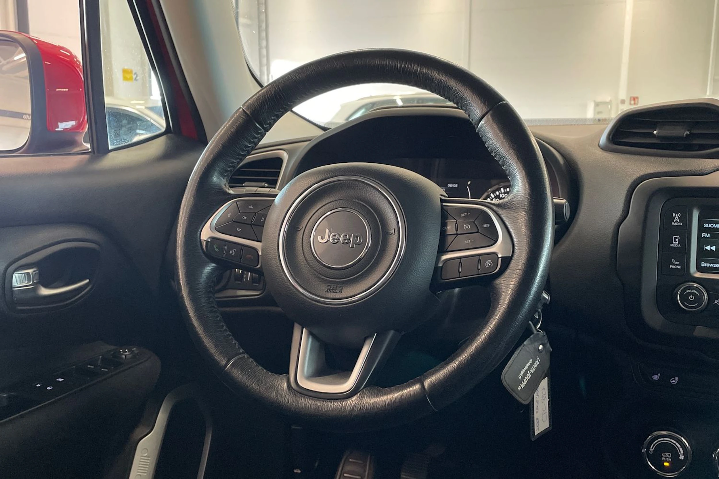 punainen Jeep Renegade 2015 kuva 12.