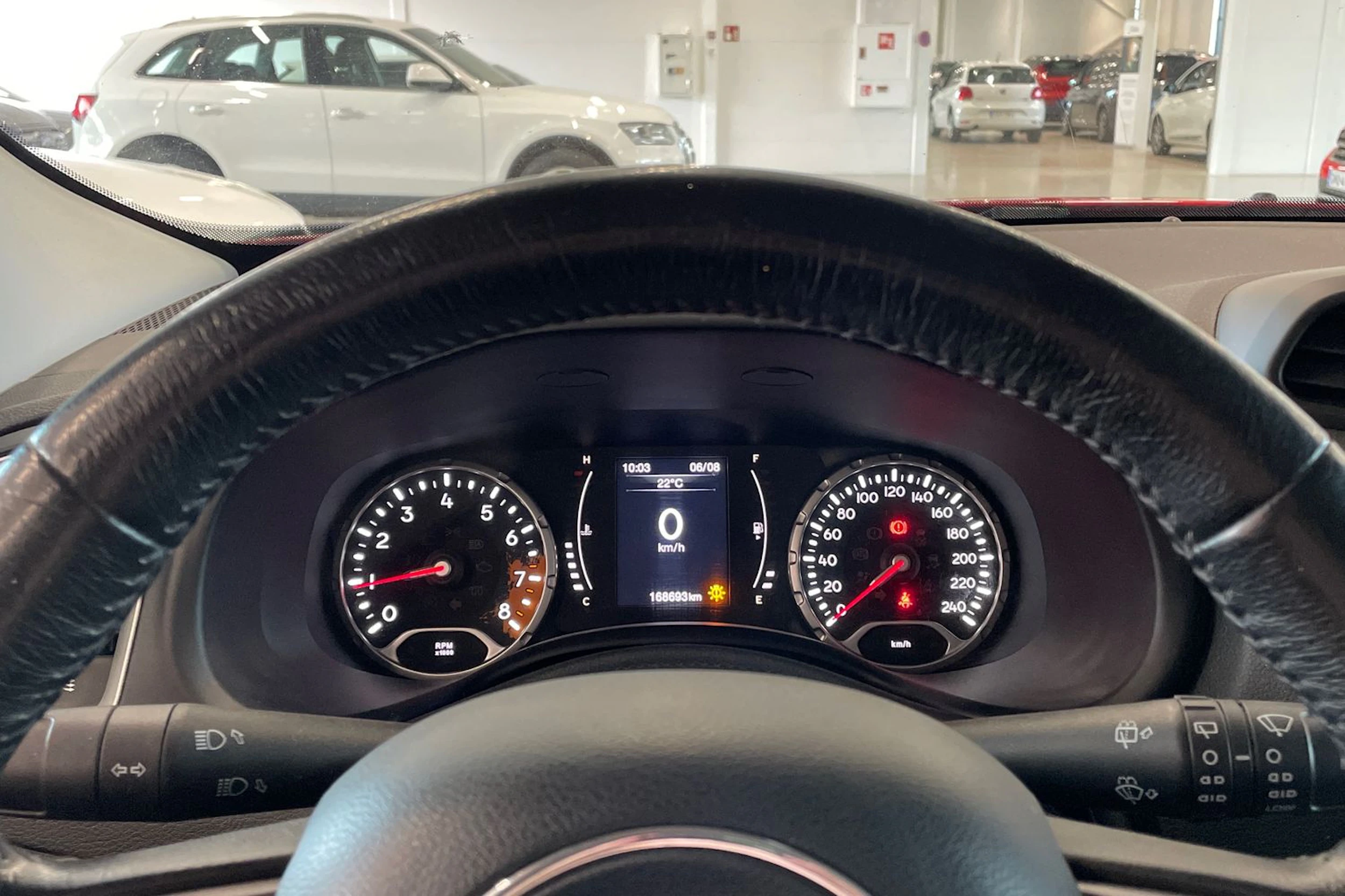 punainen Jeep Renegade 2015 kuva 13.