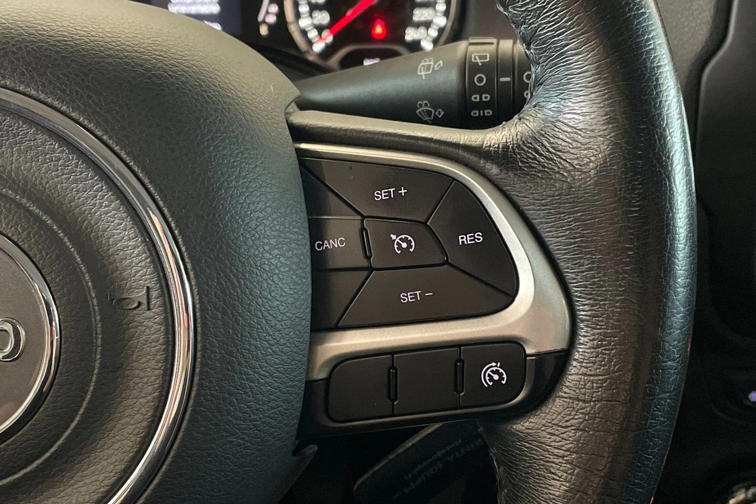 punainen Jeep Renegade 2015 kuva 14.