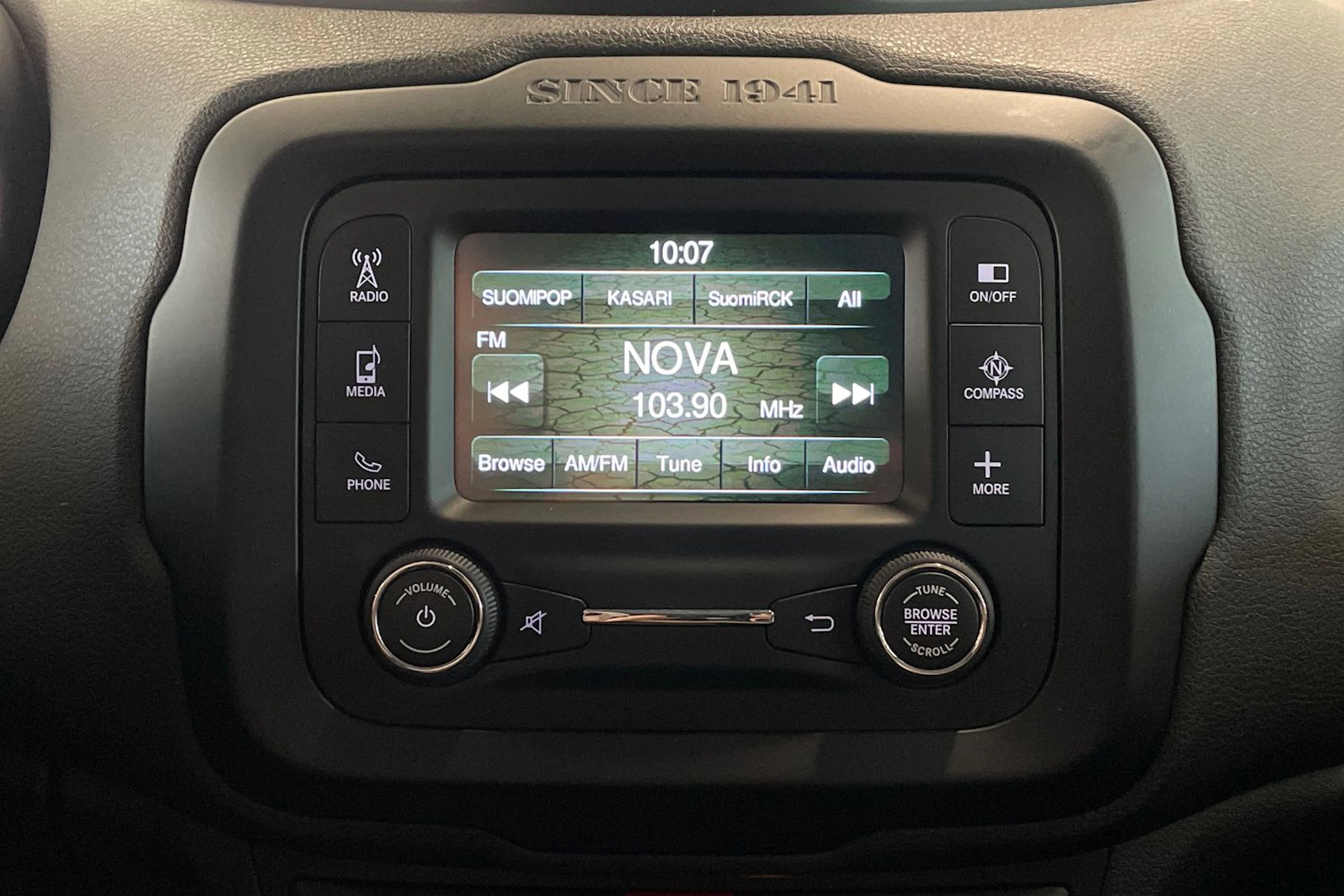 punainen Jeep Renegade 2015 kuva 16.