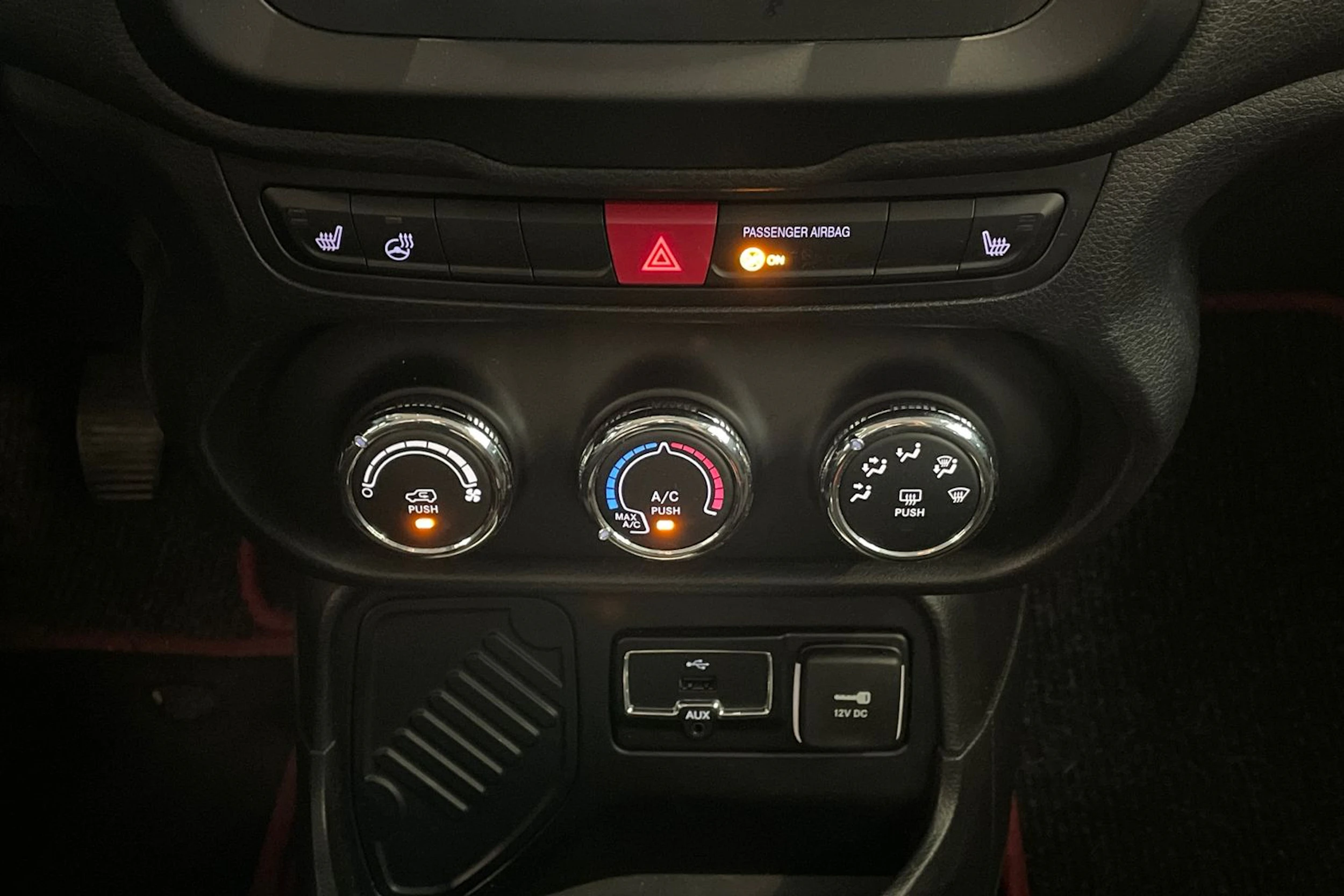 punainen Jeep Renegade 2015 kuva 18.