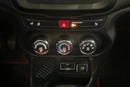 punainen Jeep Renegade 2015 kuva 18.